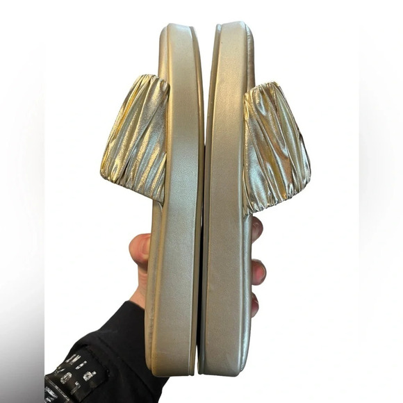 Katy Perry • The Lizzie Metallic Foil Gold Slides - Picture 8 of 10